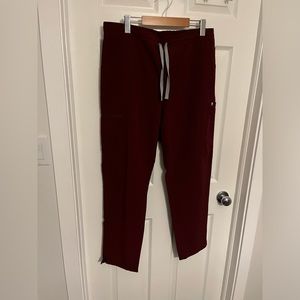 Figs FIONlite yola skinny scrub pant in burgundy size XL